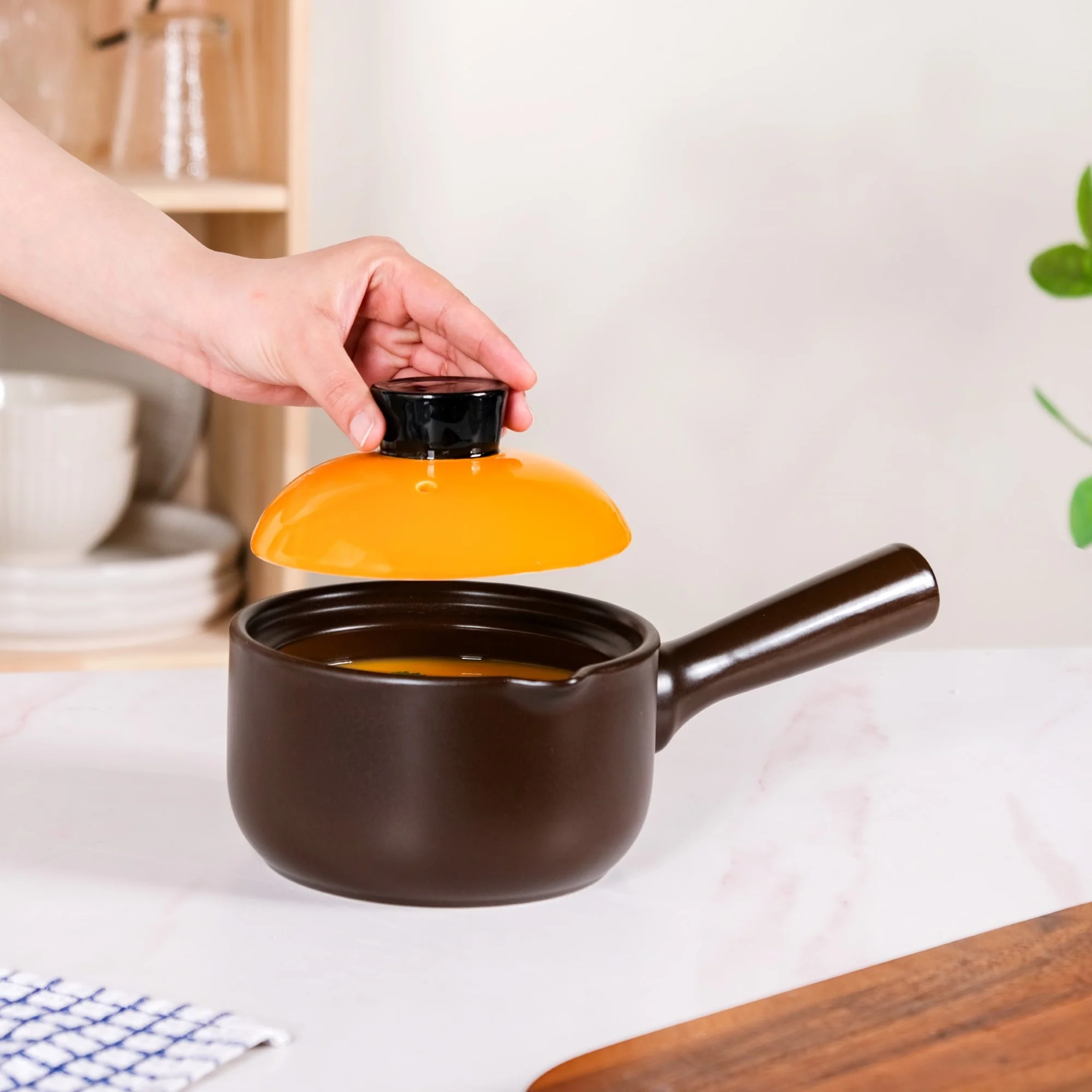 Amber Ceramic Sauce Pan With Handle And Lid 1000ml - Image 2