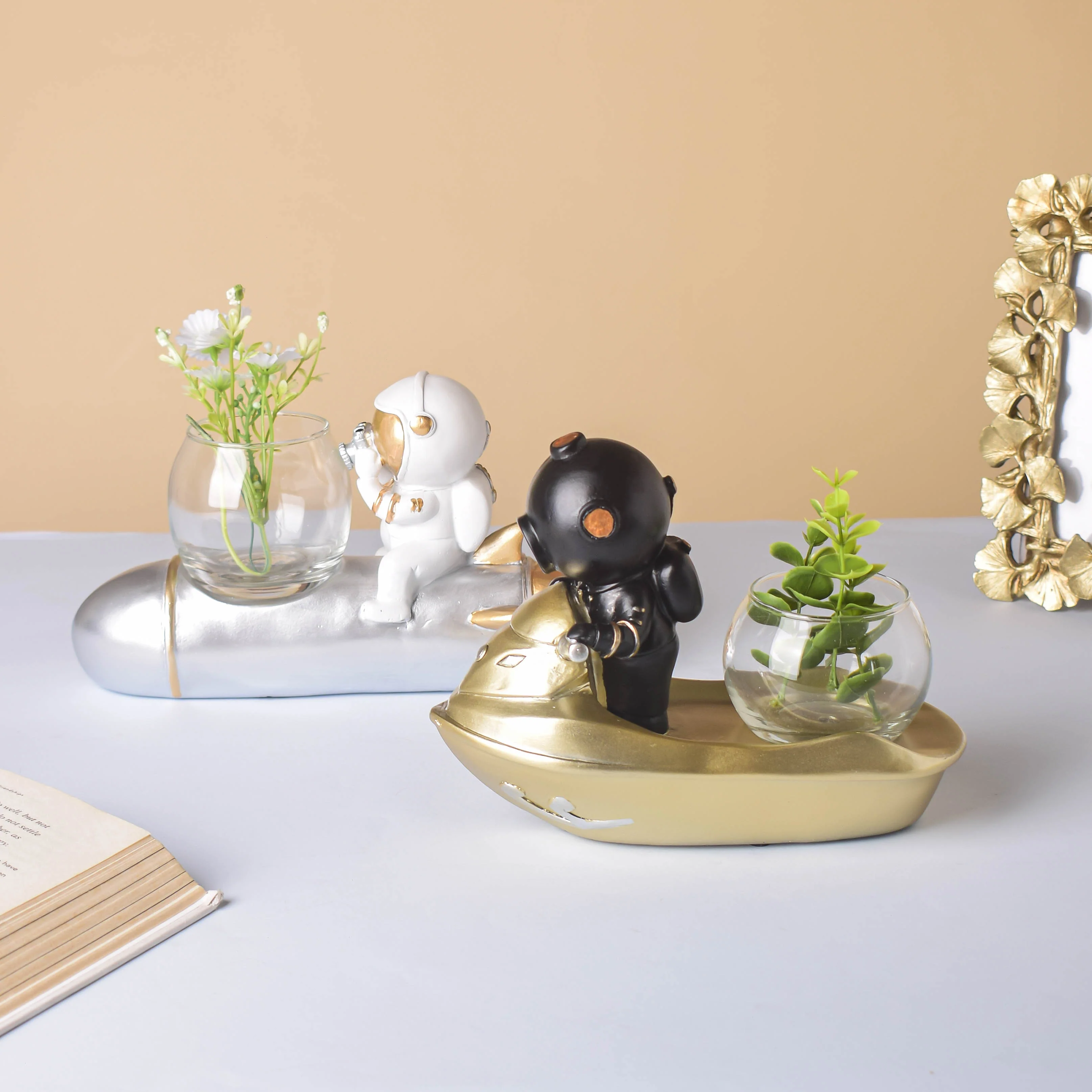 Black Astronaut Diver Glass Vase - Image 7