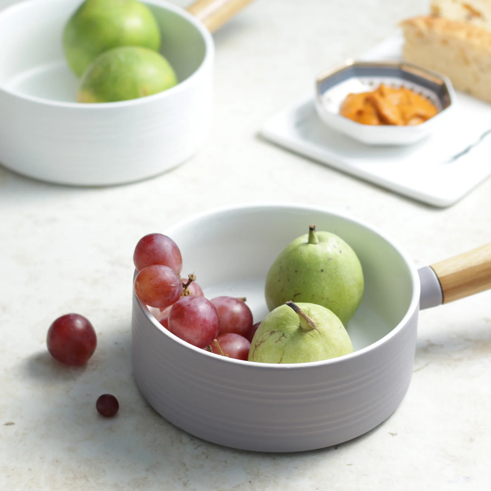 MAGNIFIQUE bowl with bamboo handle - lavender - Image 2