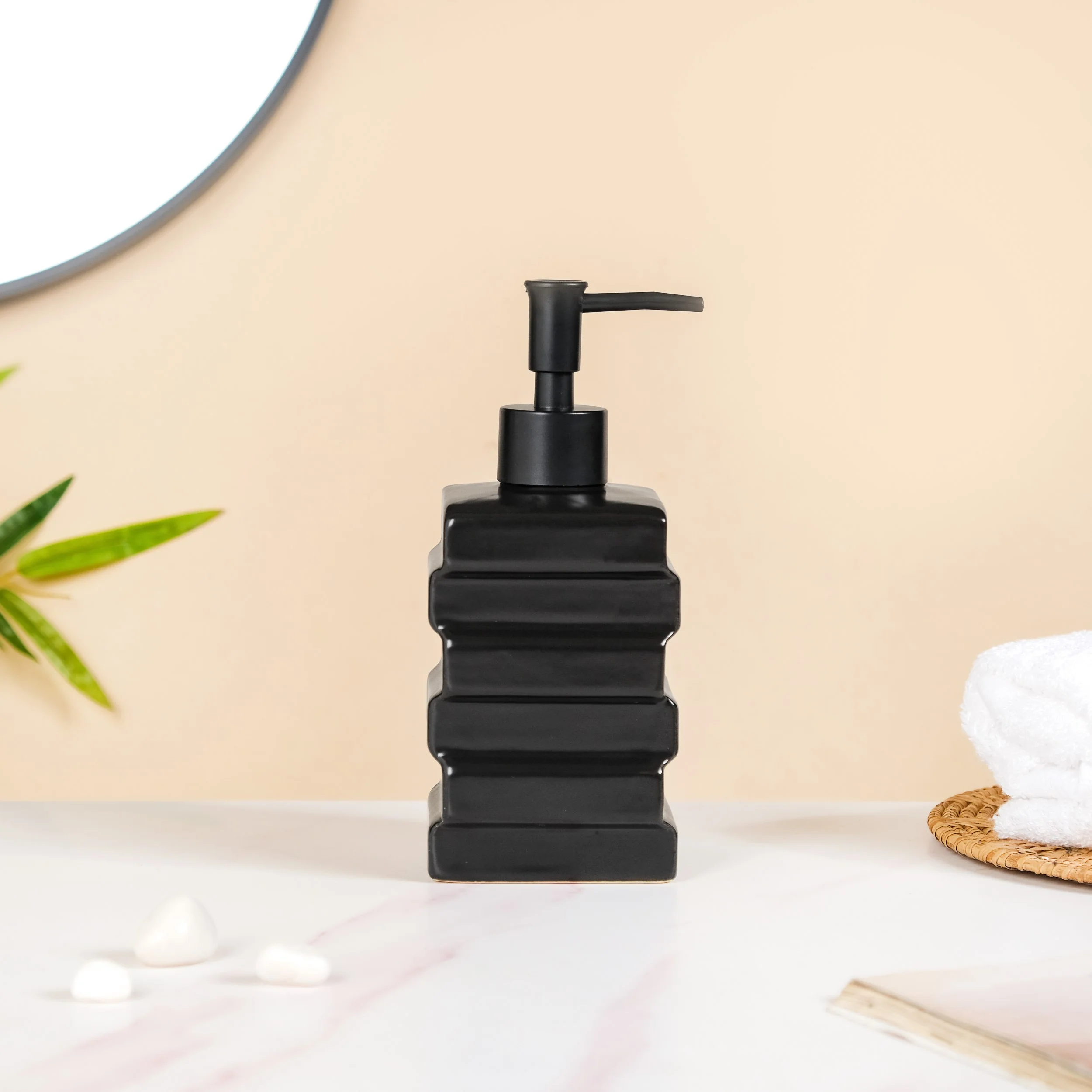 Brick Design Soap Dispenser Black 450ml - Image 6