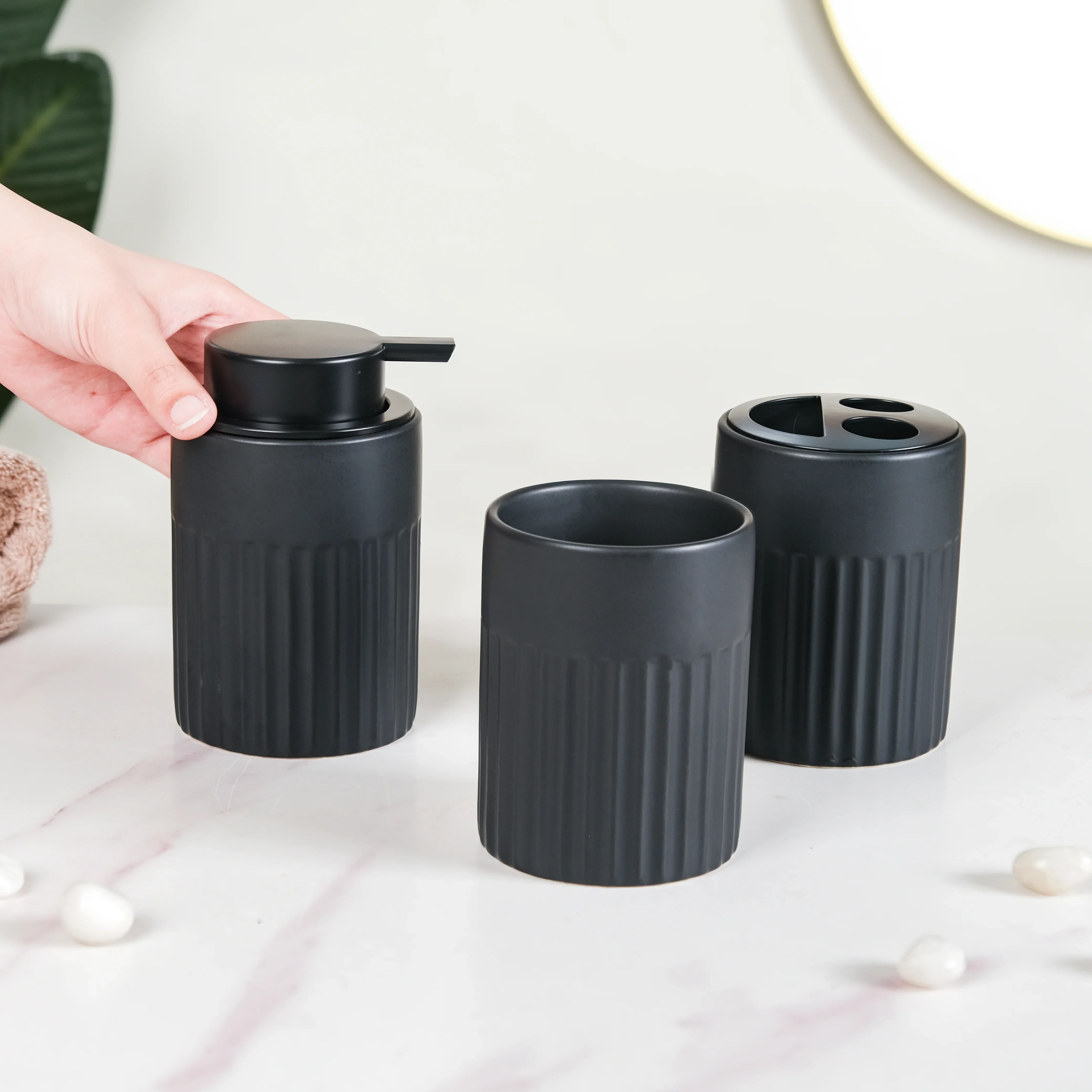 Chic Black Bathroom Accessories Set Of 3 - Image 2