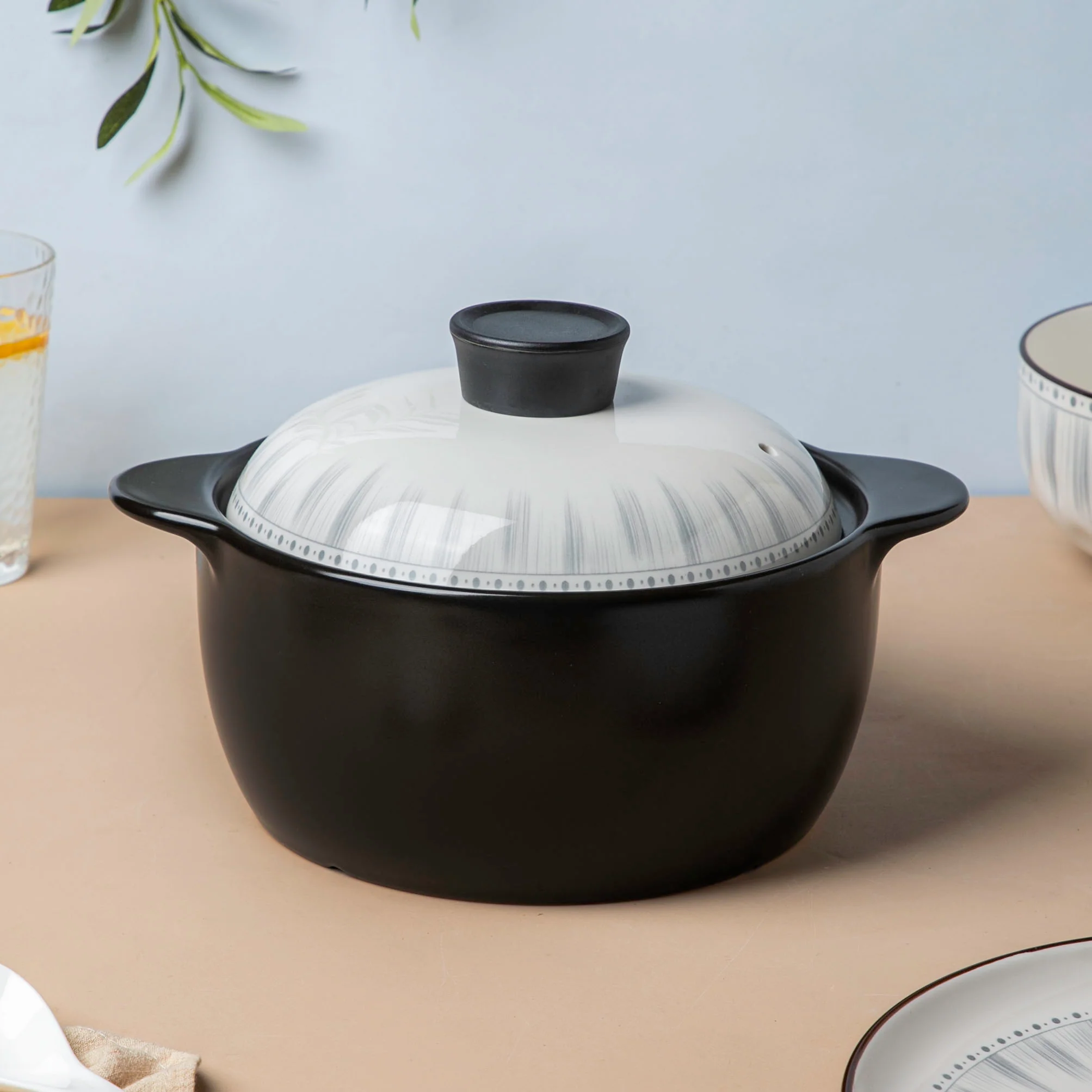 Dainty Patterned Ceramic Cooking Pot With Lid 1800 ml