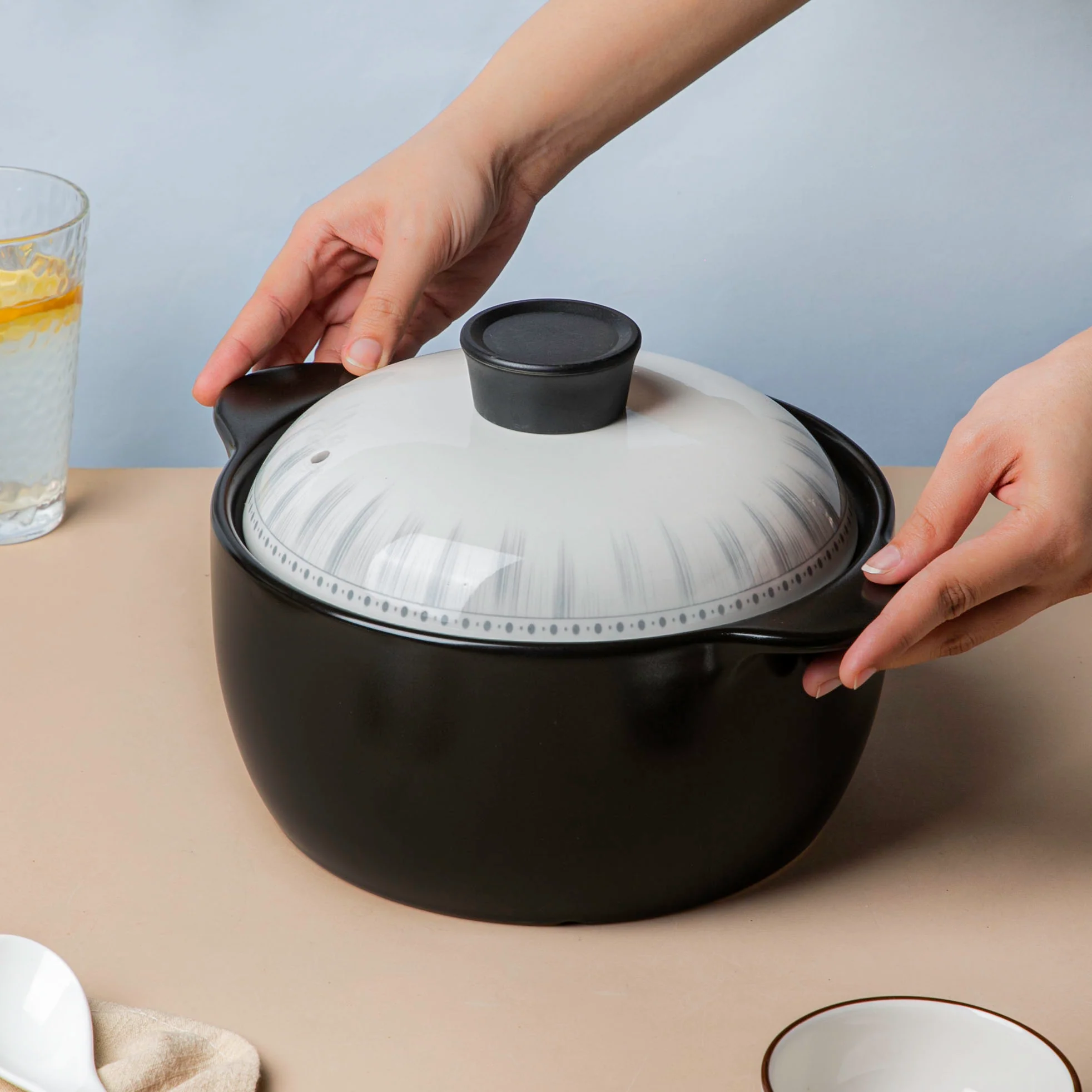 Dainty Patterned Ceramic Cooking Pot With Lid 1800 ml - Image 2