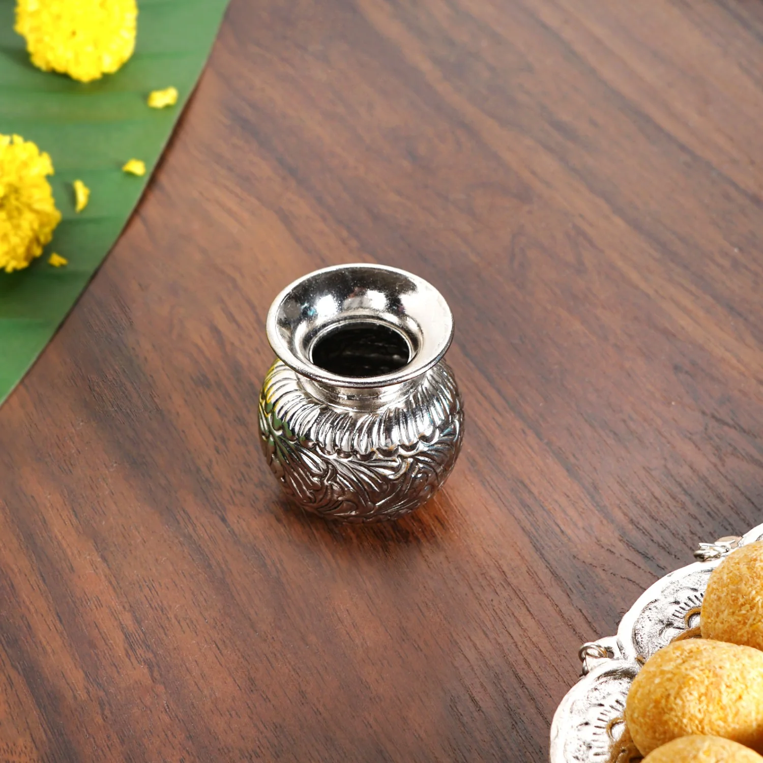 Floral Pooja Thali And Kalash Set 19cm - Image 6