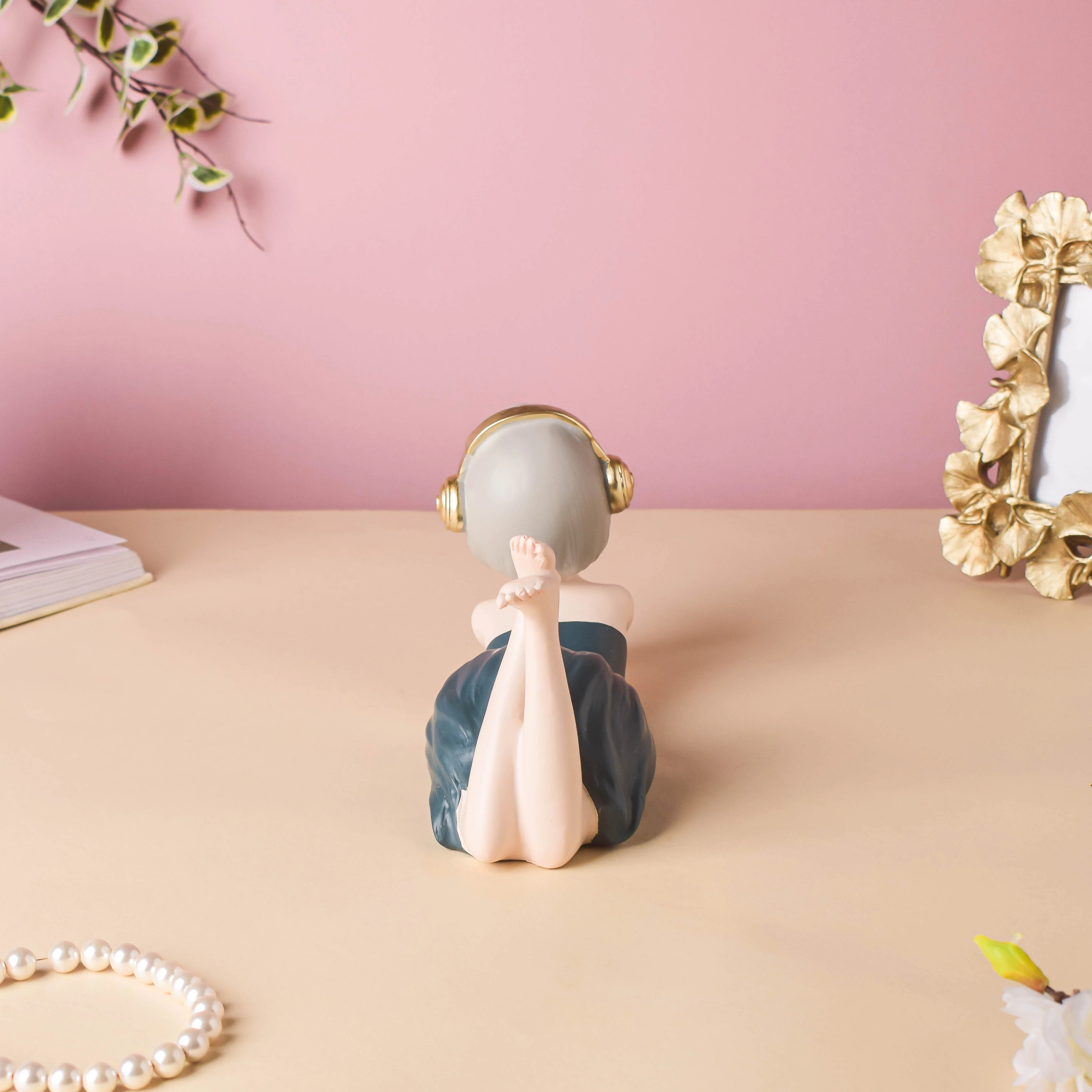 Headphone Girl Showpiece - Image 9
