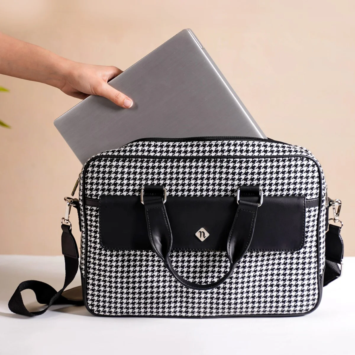 Houndstooth Patterned Woven Laptop Bag - Image 3