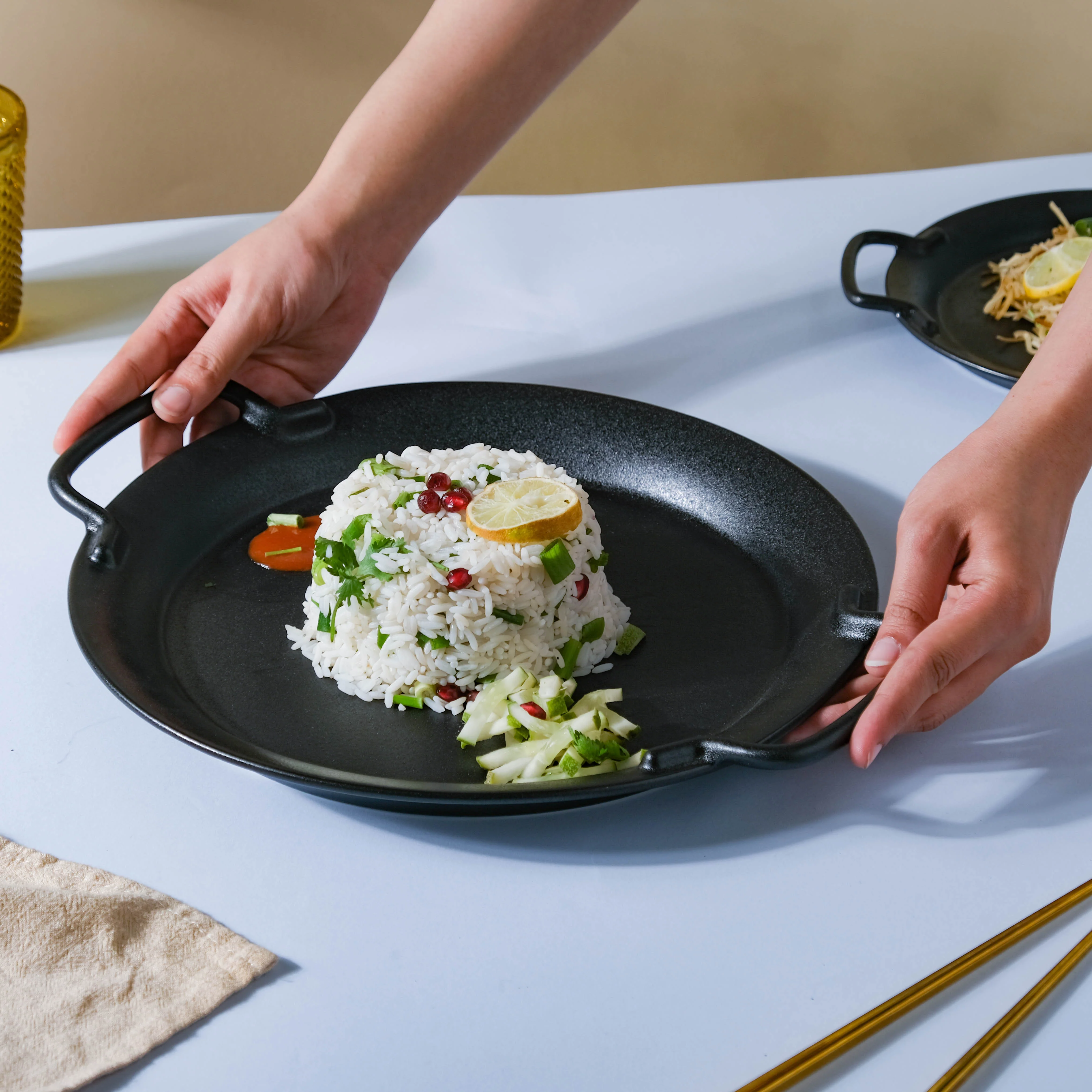 Large Round Baking Tray With Handle - Image 2