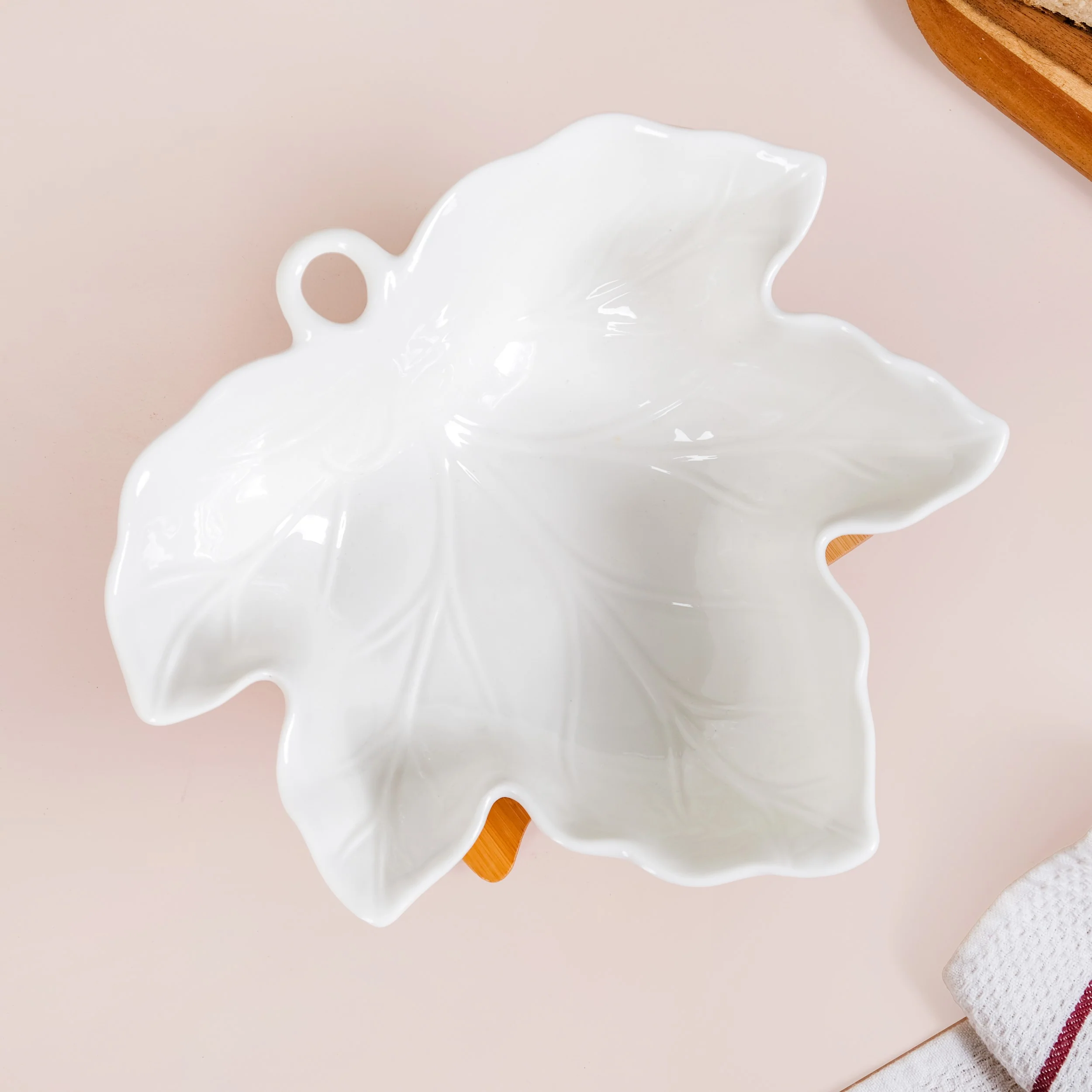 Maple Leaf Serving Bowl With Wooden Cutlery And Tray 1300ml - Image 7