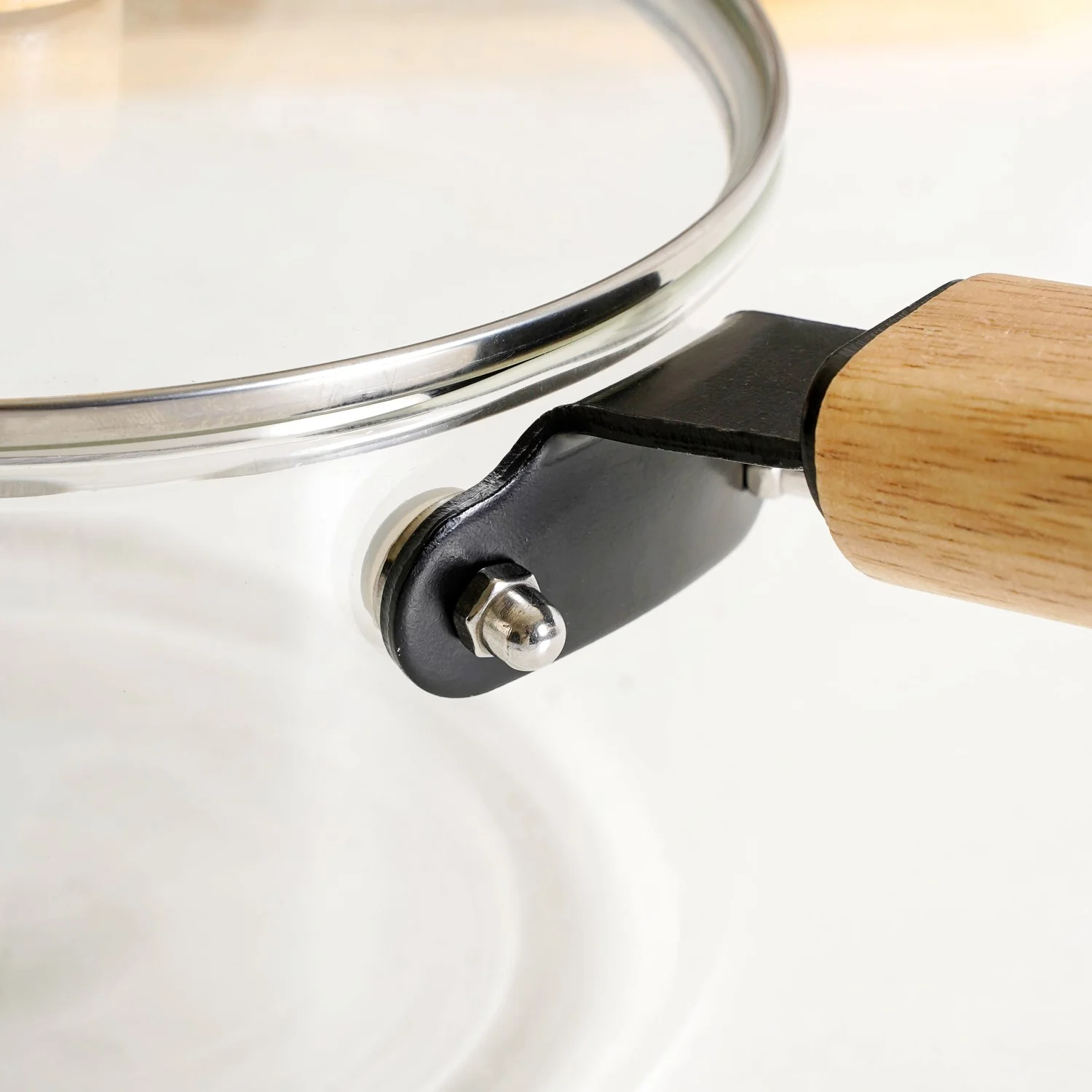 Minimalist Glass Saucepan With Wooden Handle And Lid 1800ml - Image 8