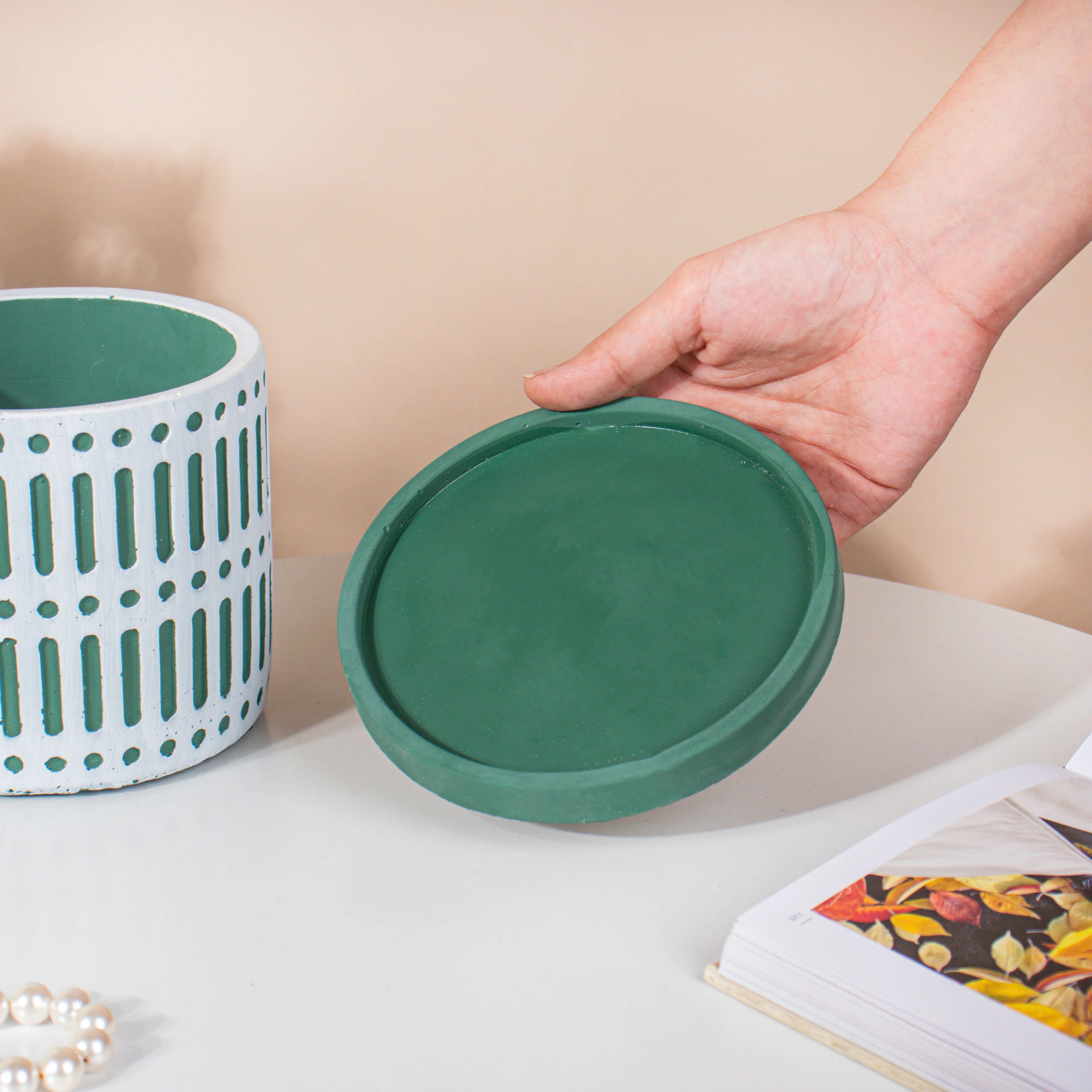 Minimalist Textured Pot With Plate - Image 3