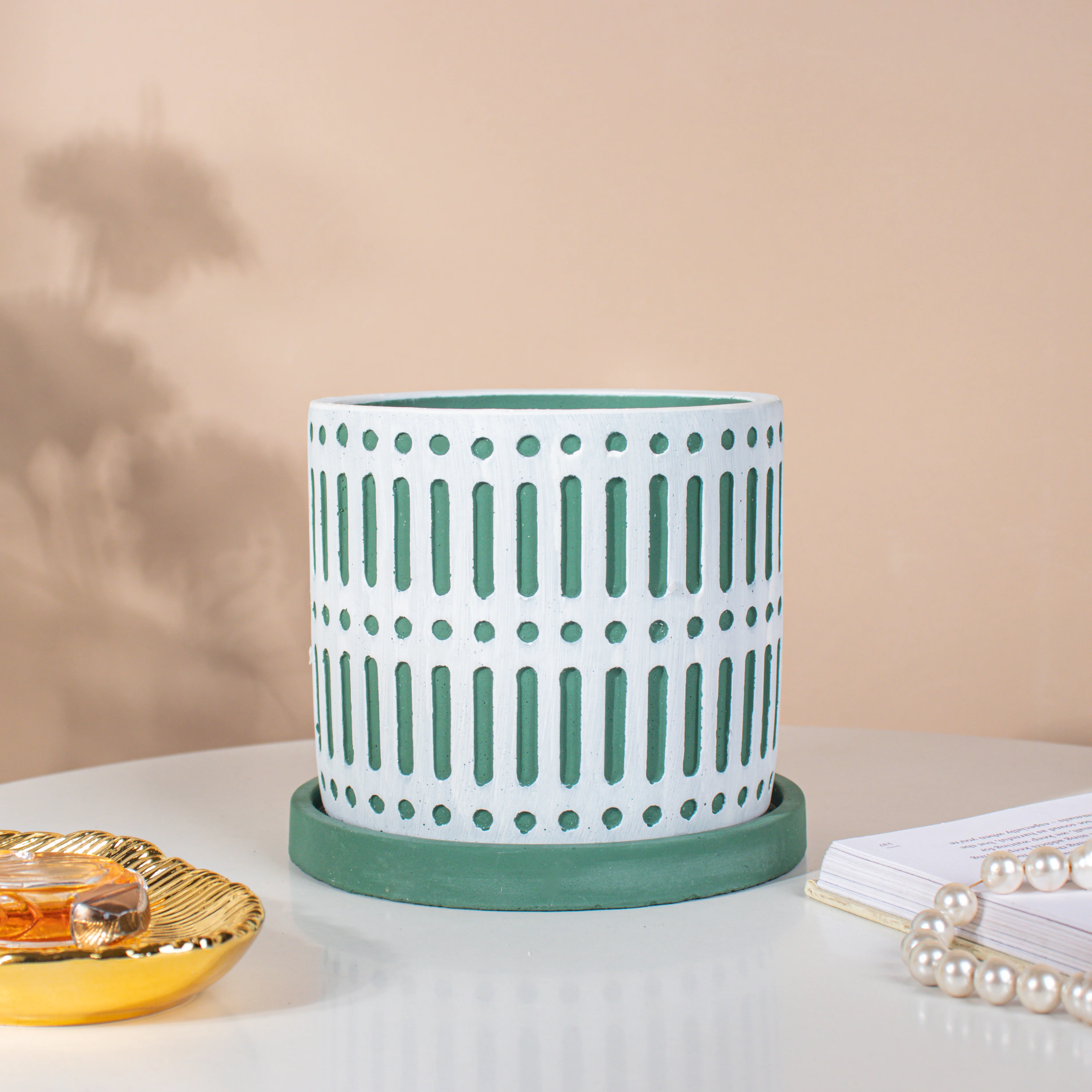 Minimalist Textured Pot With Plate - Image 4