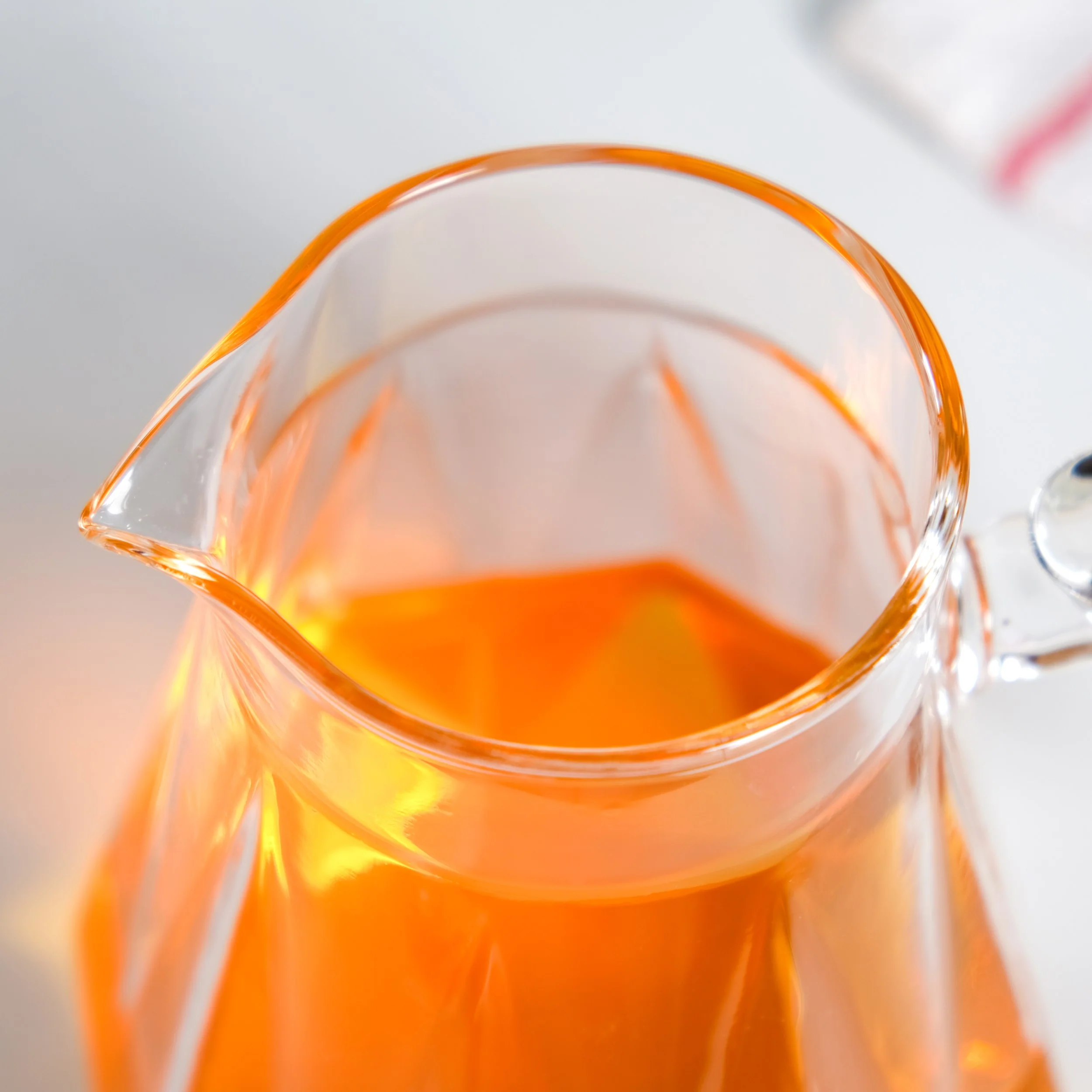 Modern Borosilicate Juice Jar With Fusion Handle 1350ml - Image 6