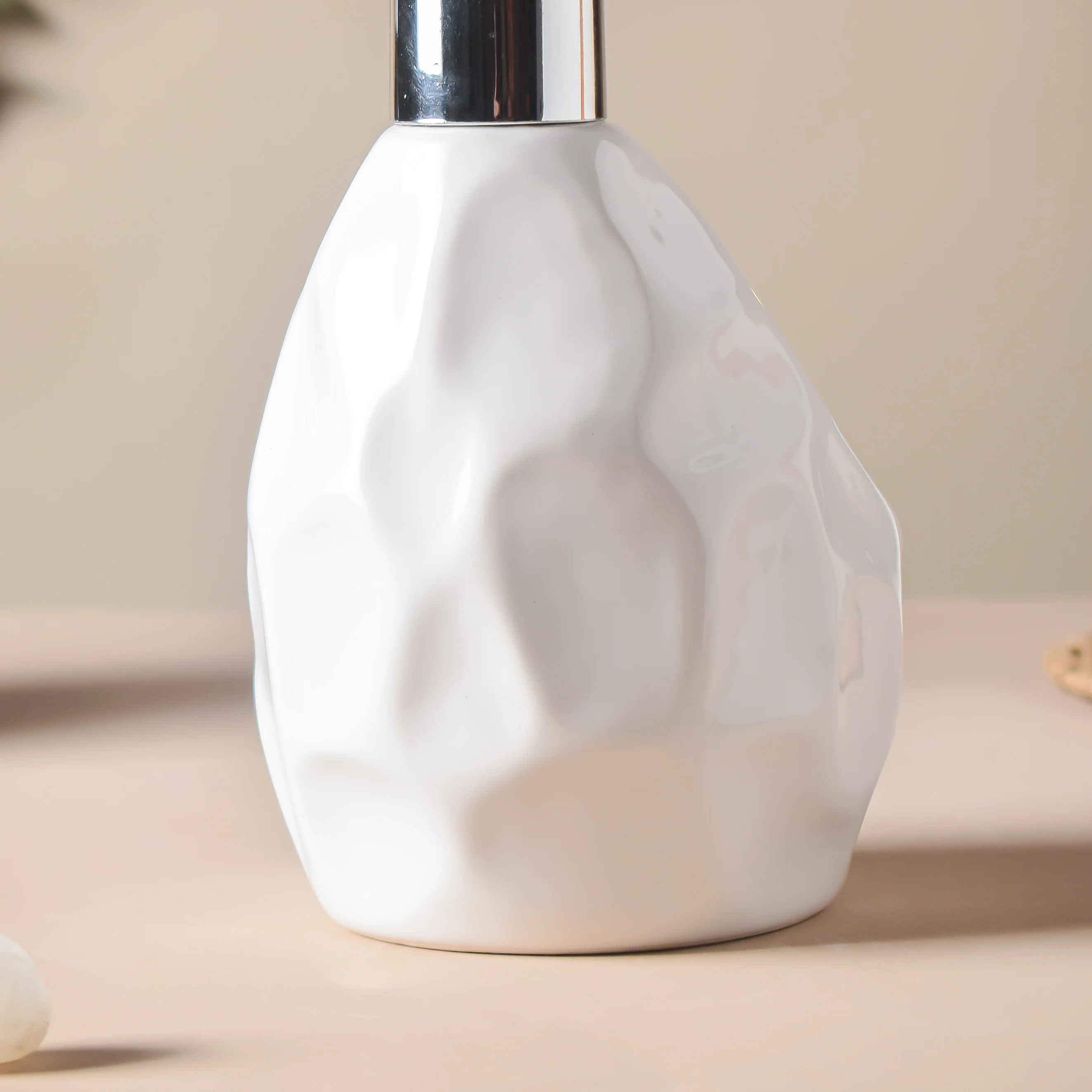 Noelle White Textured Dispenser With Scrubber 450ml - Image 3