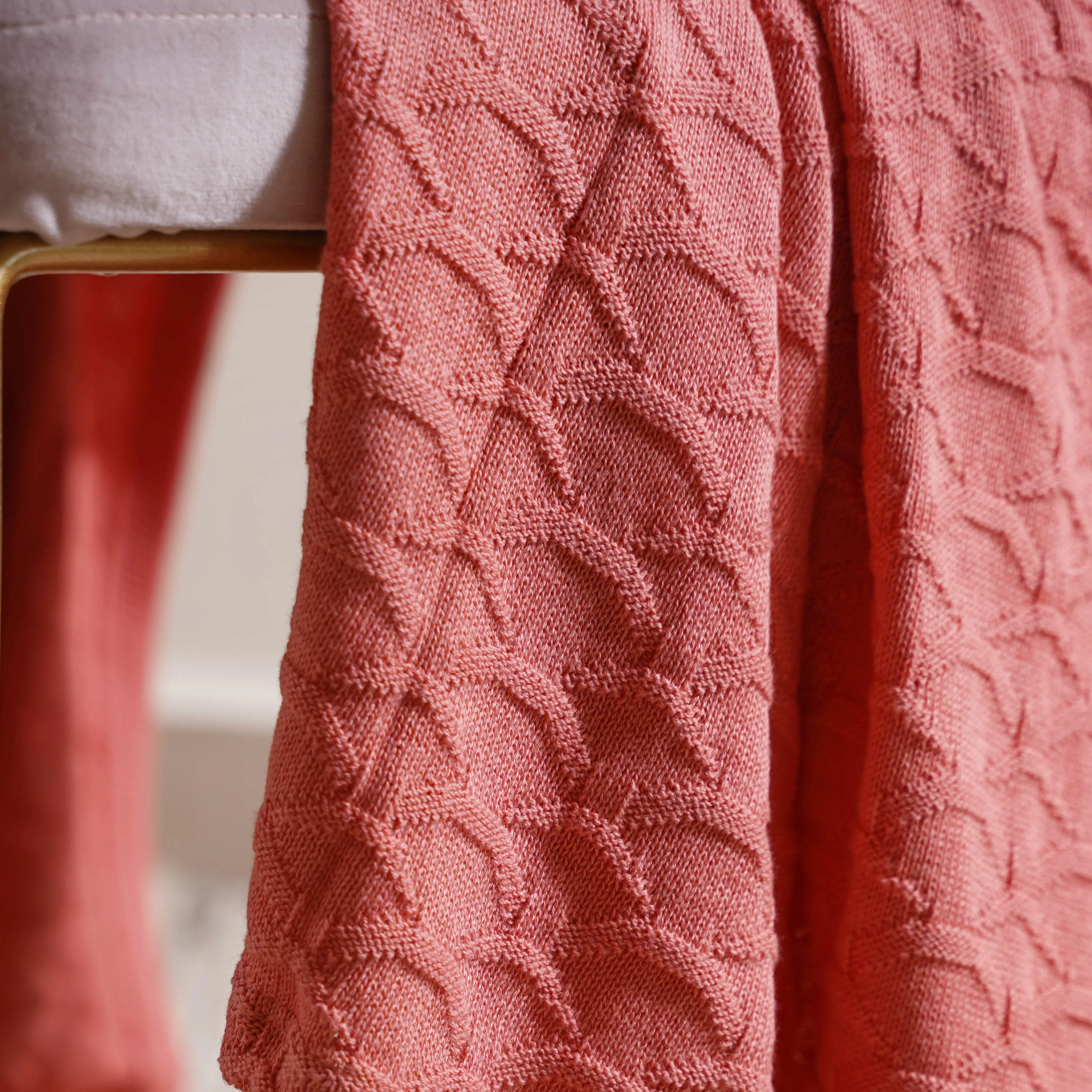 Salmon Pink Scallop Knitted Throw - Image 2