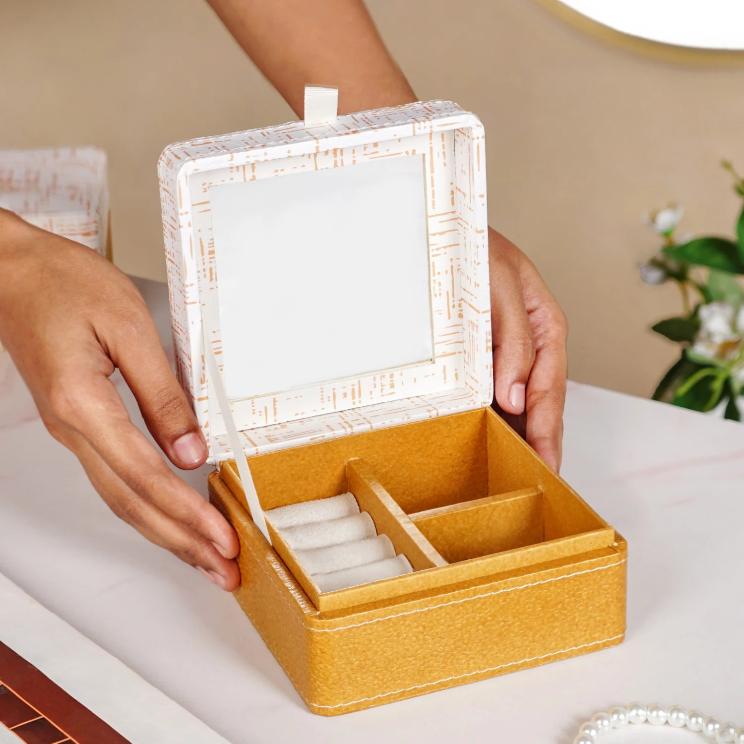 Quadrata Pattern Multi Section Jewellery Box With Mirror - Image 3