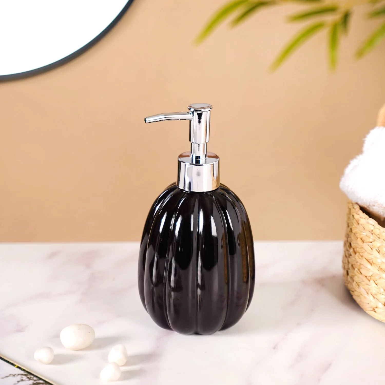Ribbed Glossy Liquid Dispenser Black 400ml - Image 8