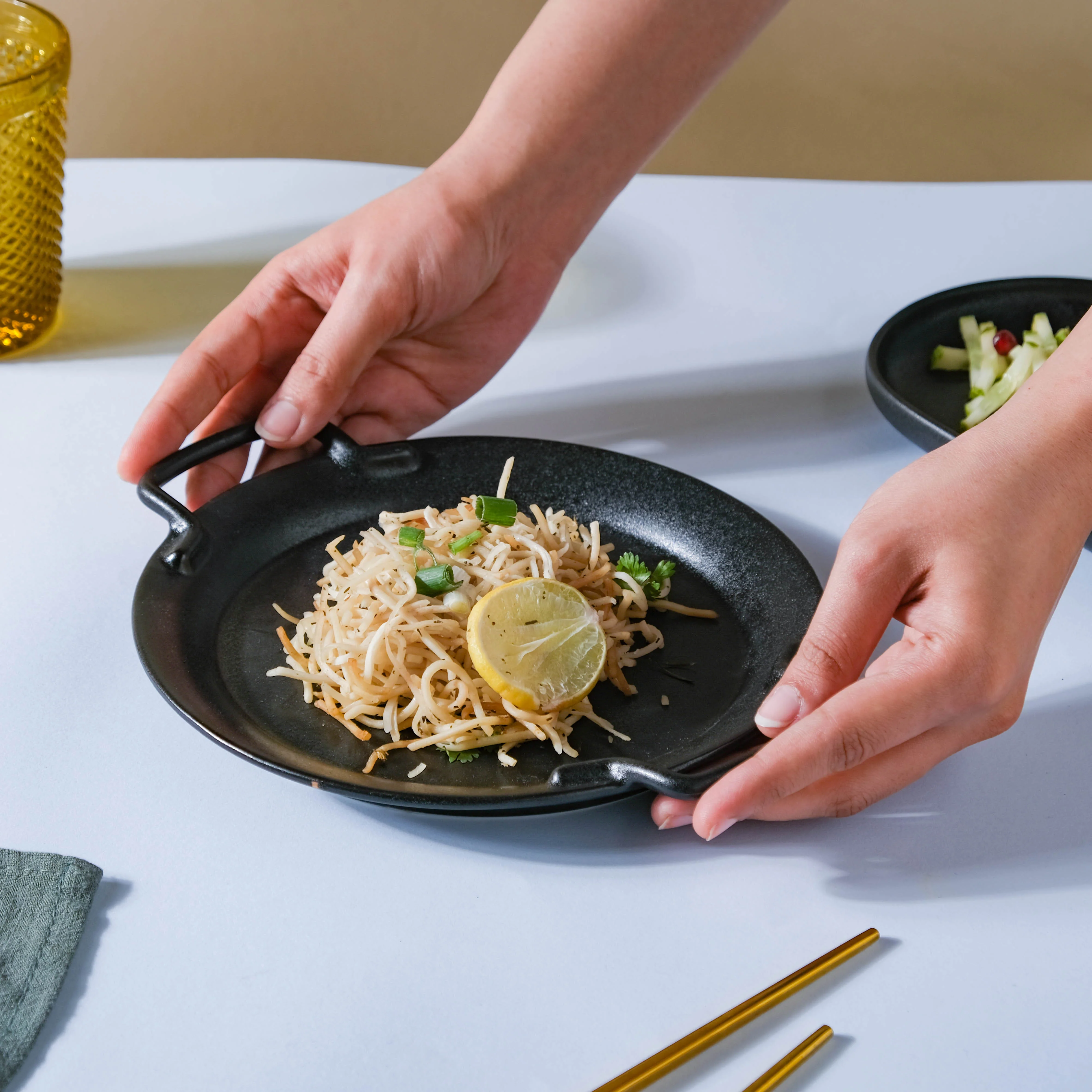 Round Baking Tray With Handle - Image 2