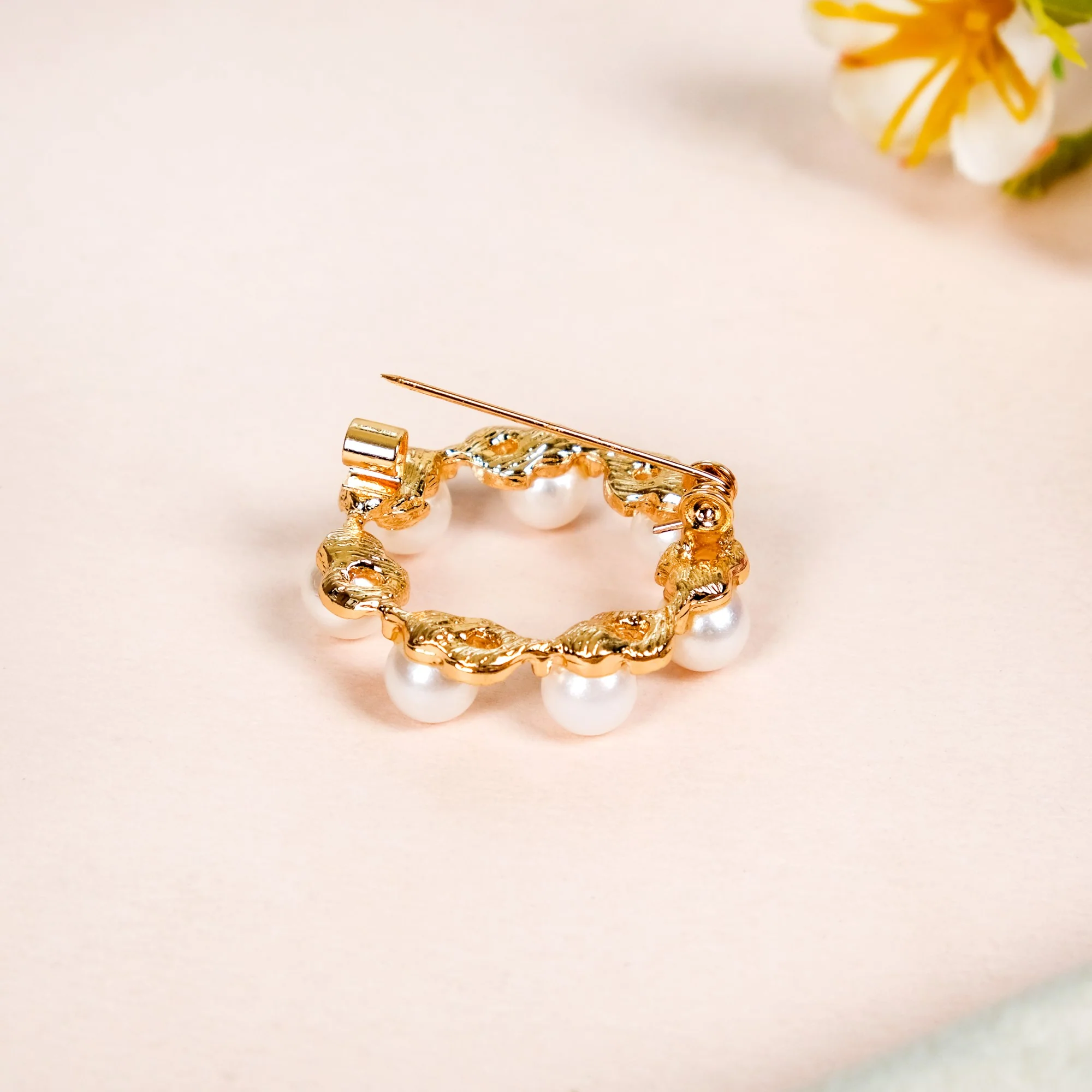 Round Elegant Pearl Brooch Pin White And Gold - Image 5