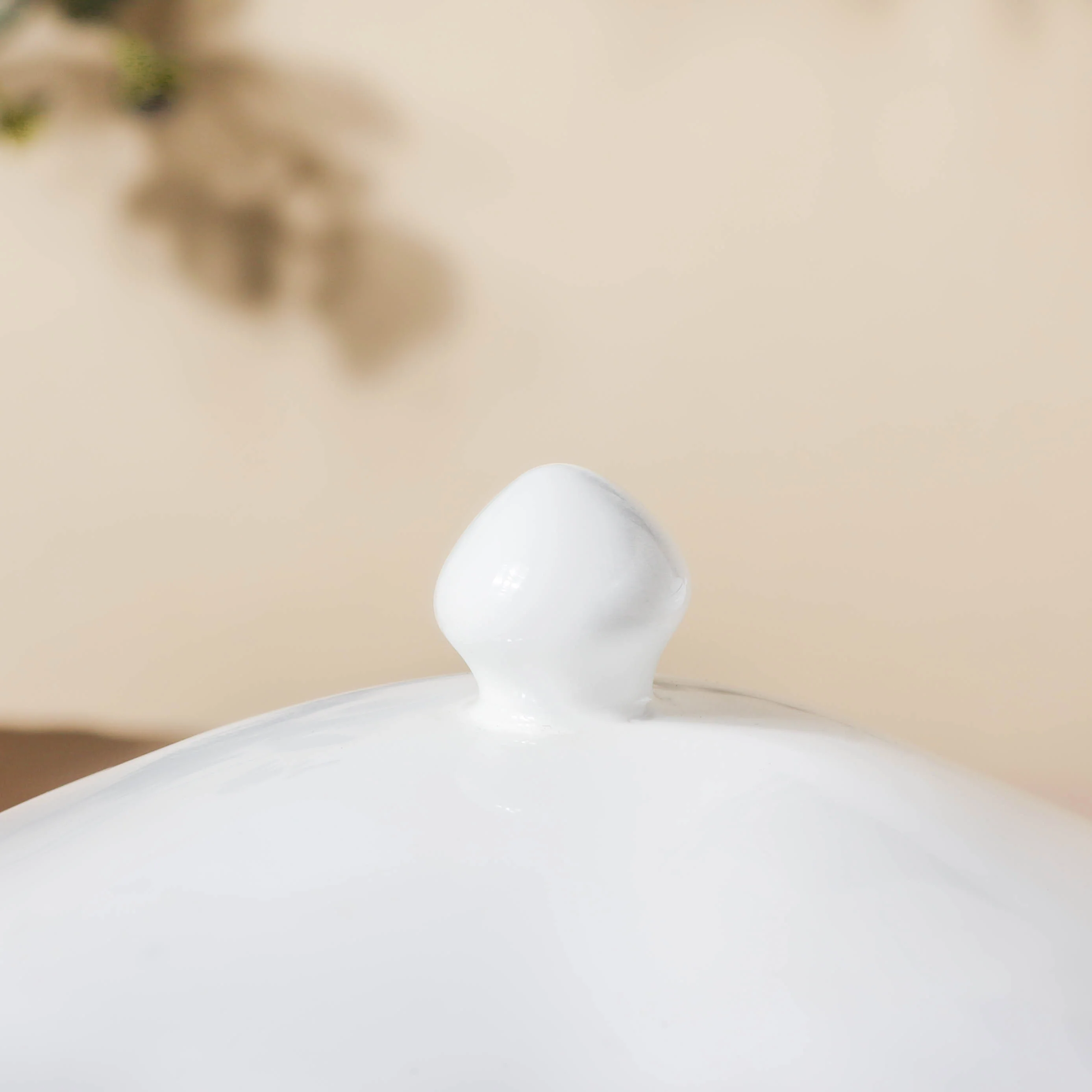 Serena Pearly White Serving Bowl With Lid Large 2.3 L - Image 6