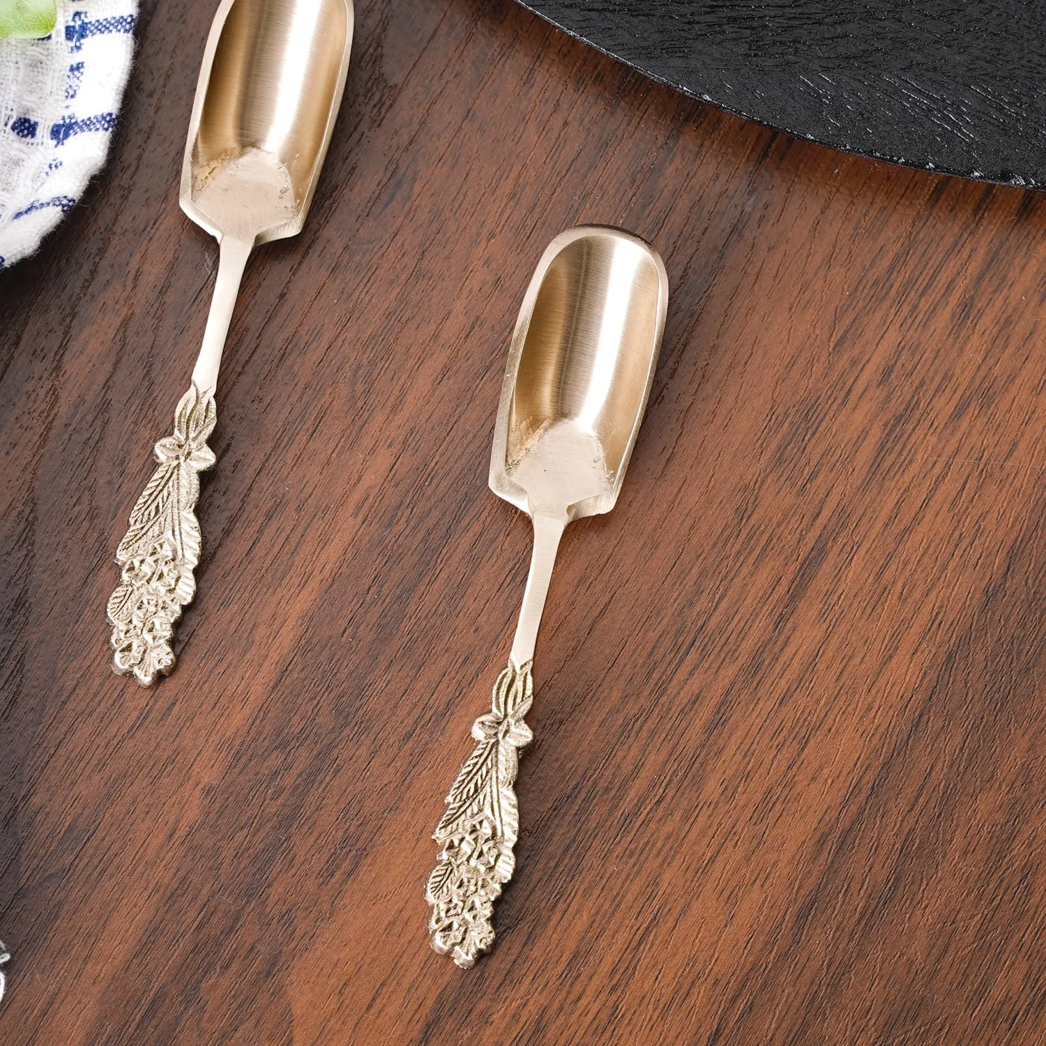 Set Of 4 Embossed Leaf Design Dessert Spoons - Image 4