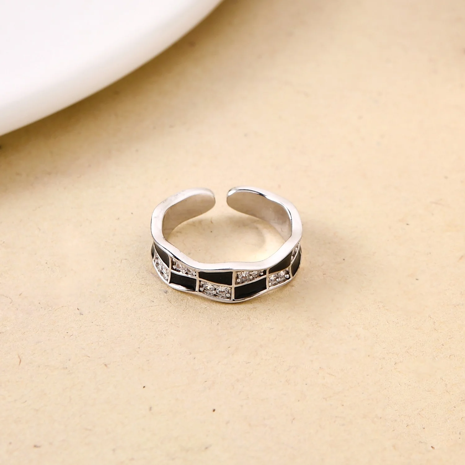 Silver Checkered Glamour Wavy Ring - Image 5