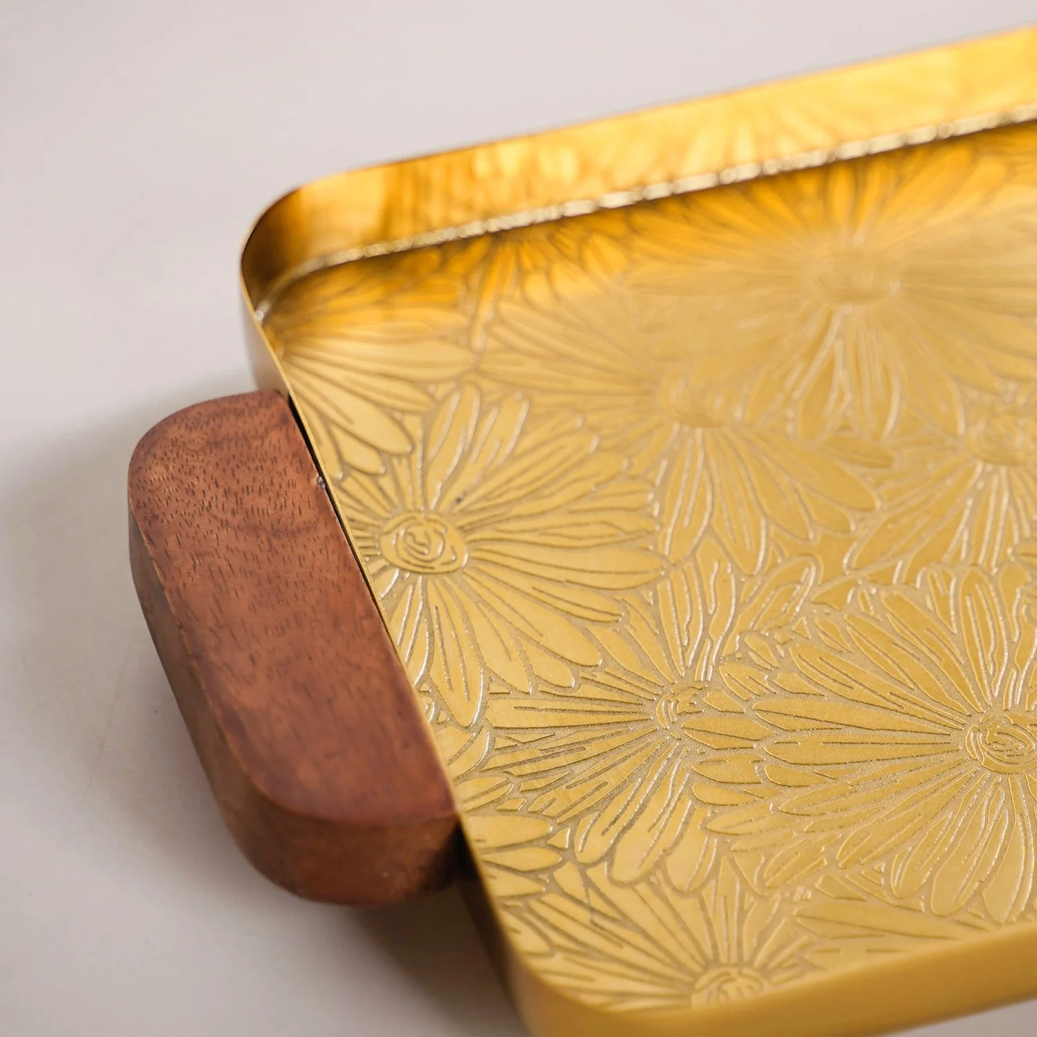 Small Daisy Embossed Metal Tray With Mango Wood Handles - Image 8