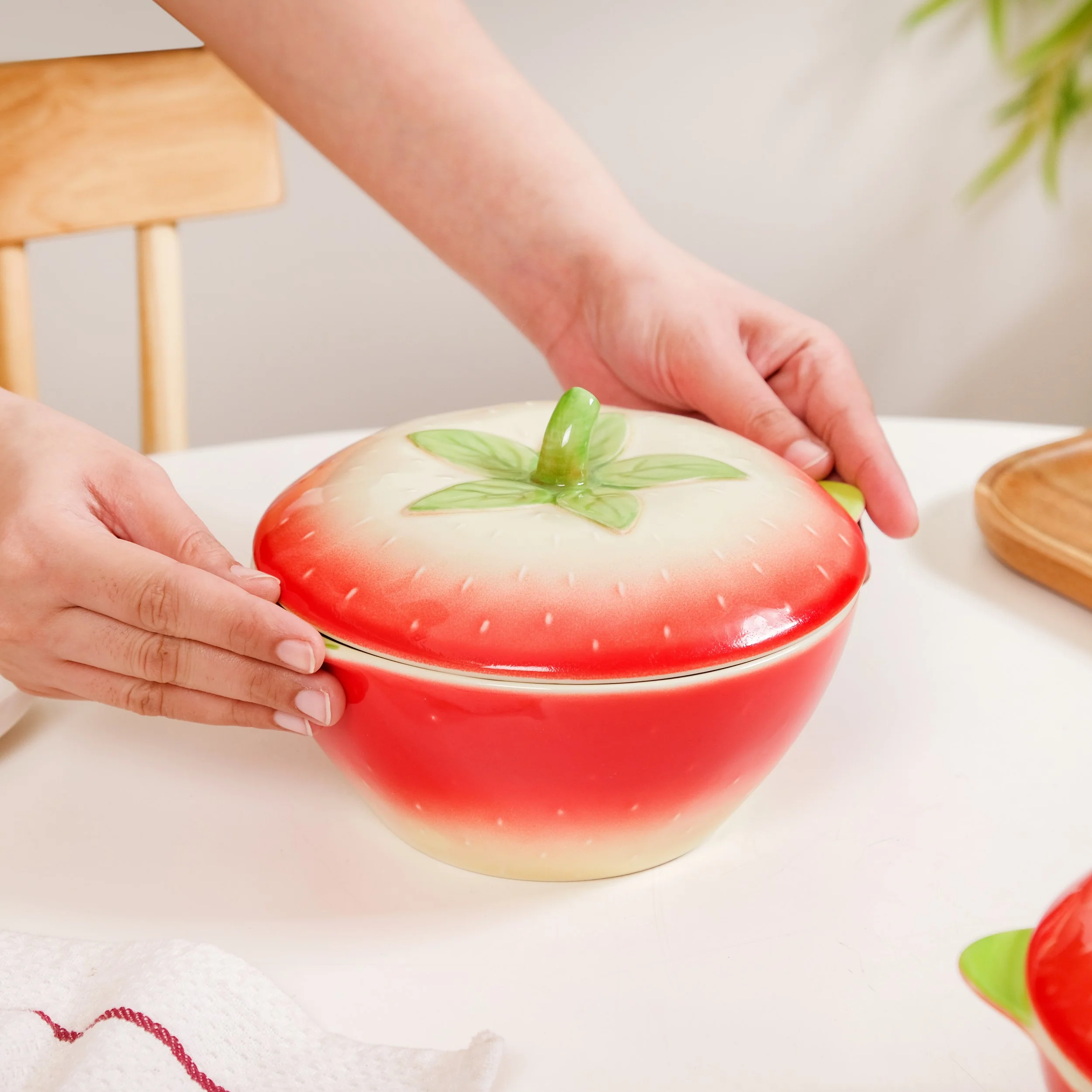 Strawberry Ceramic Serving Bowl With Lid 900ml - Image 10