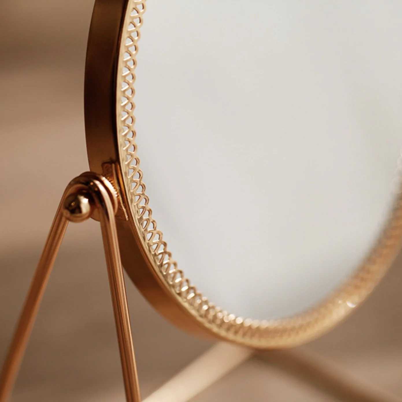 Table Mirror - Image 12