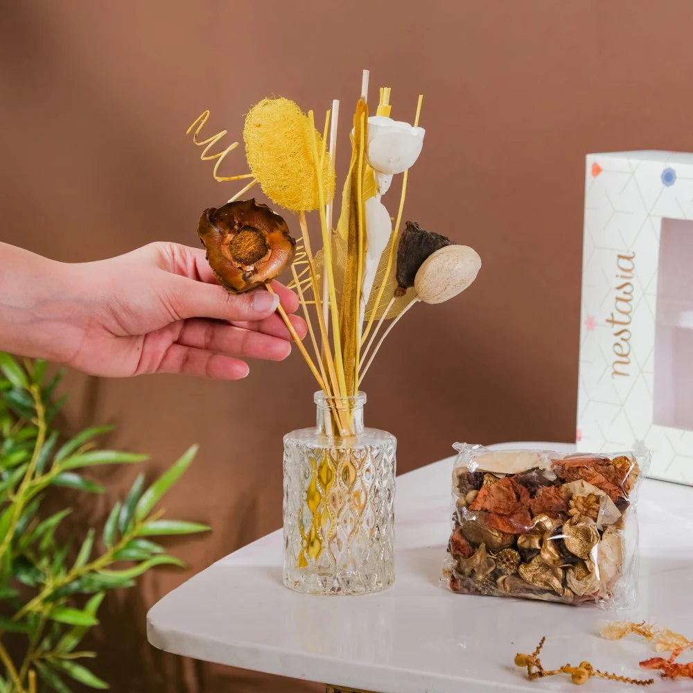 Vanilla Bouquet Reed Diffuser And Potpourri Gift Set Of 3 - Image 3