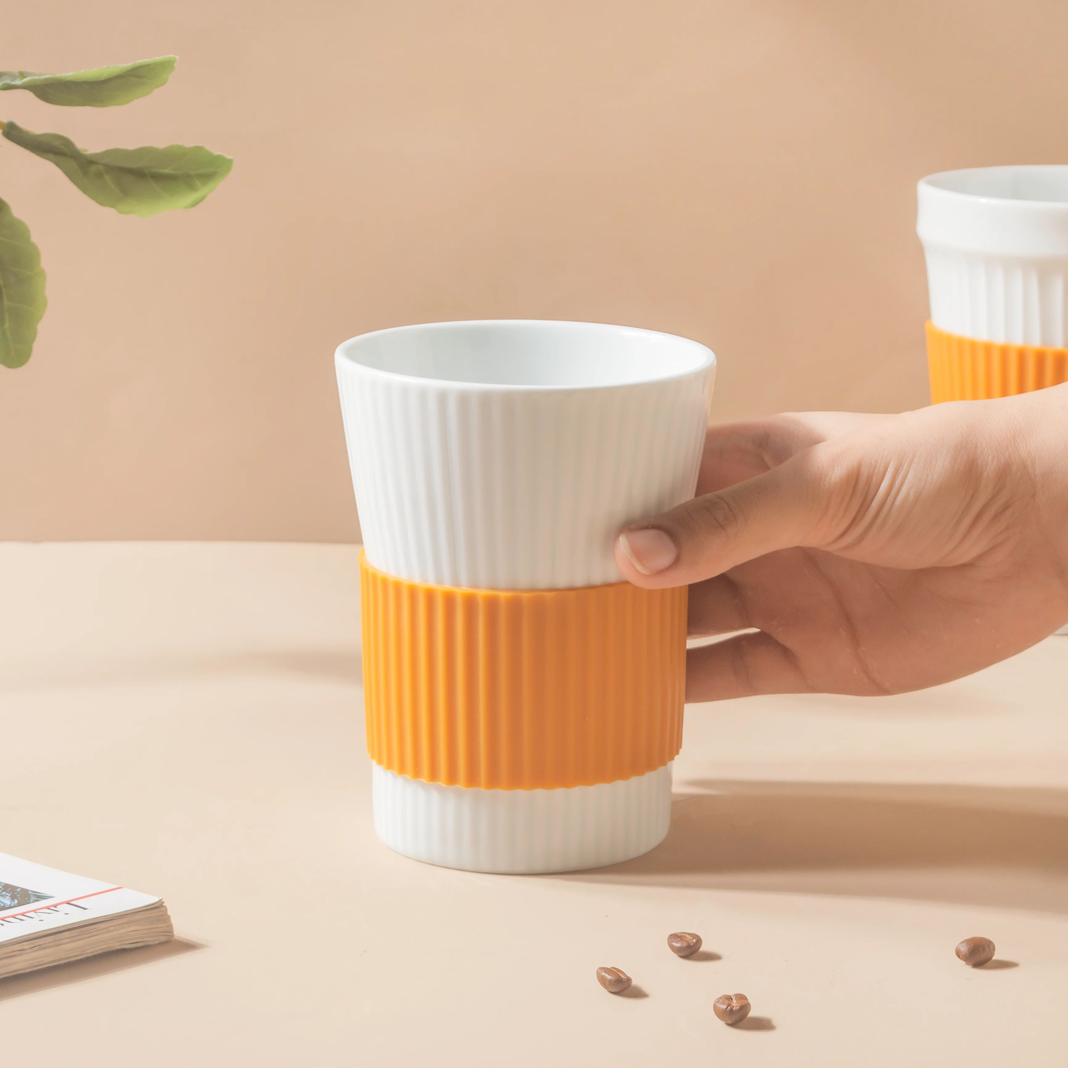 White Ribbed Tumbler With Silicone Band 350 ml - Image 2