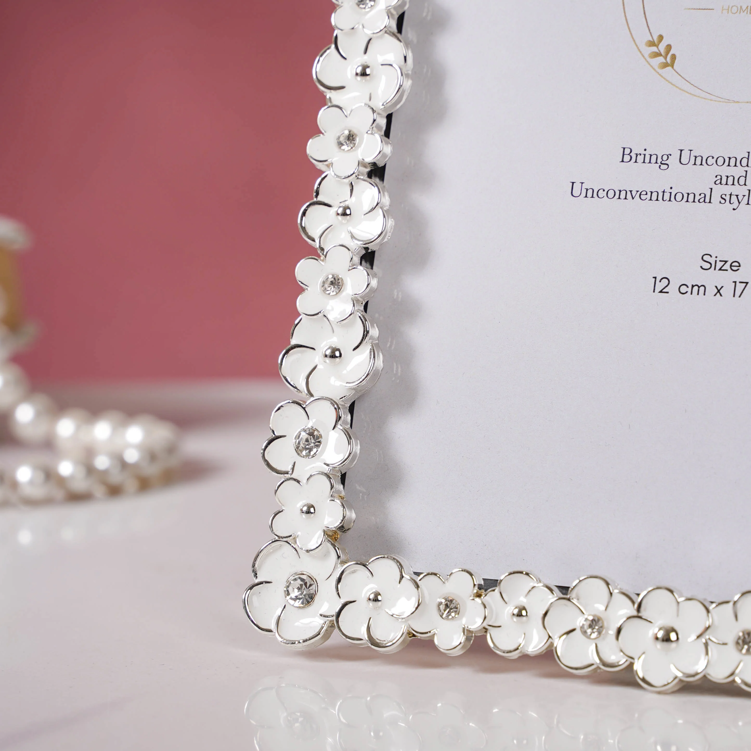 White Wreath Photo Frame Medium - Image 5