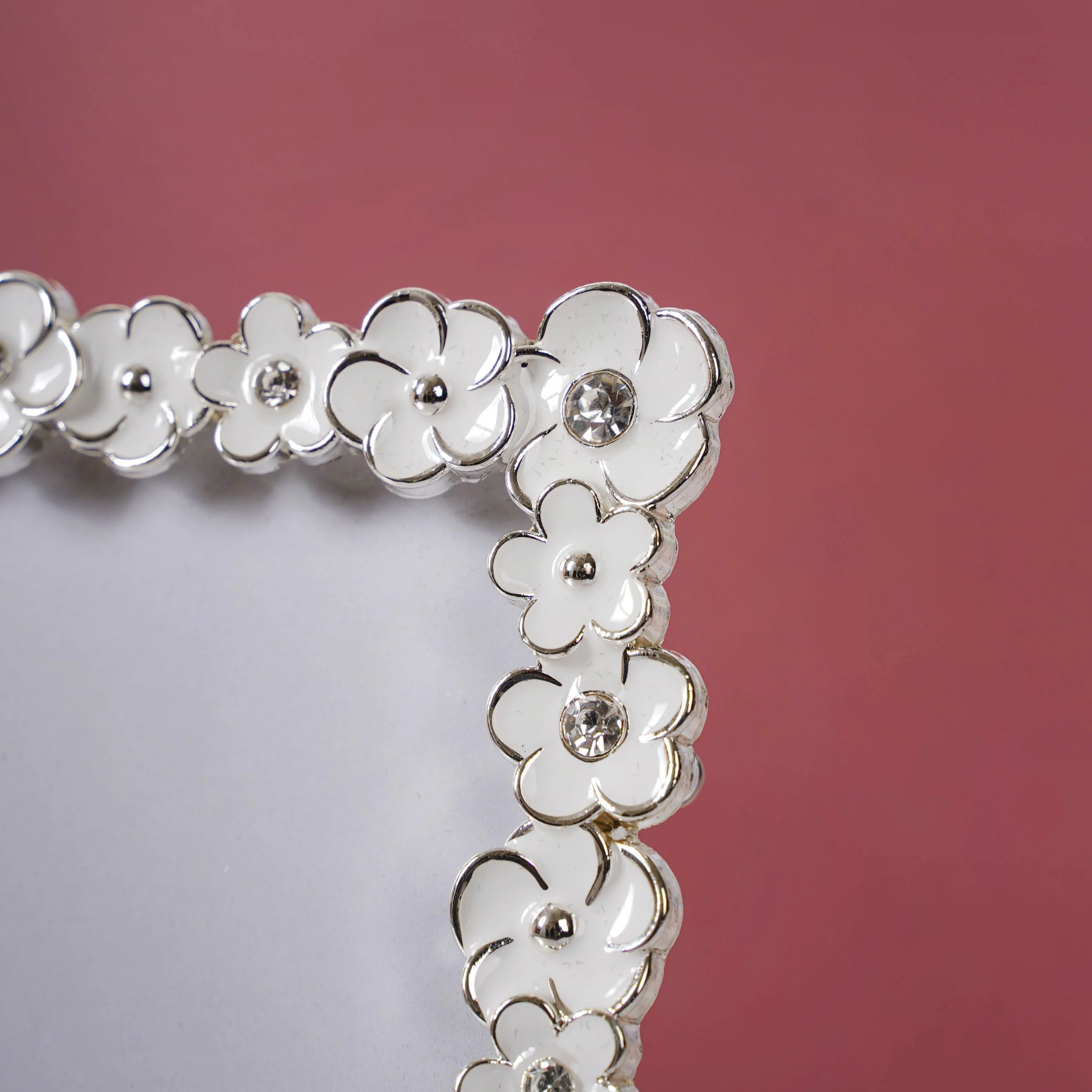 White Wreath Photo Frame Medium - Image 7